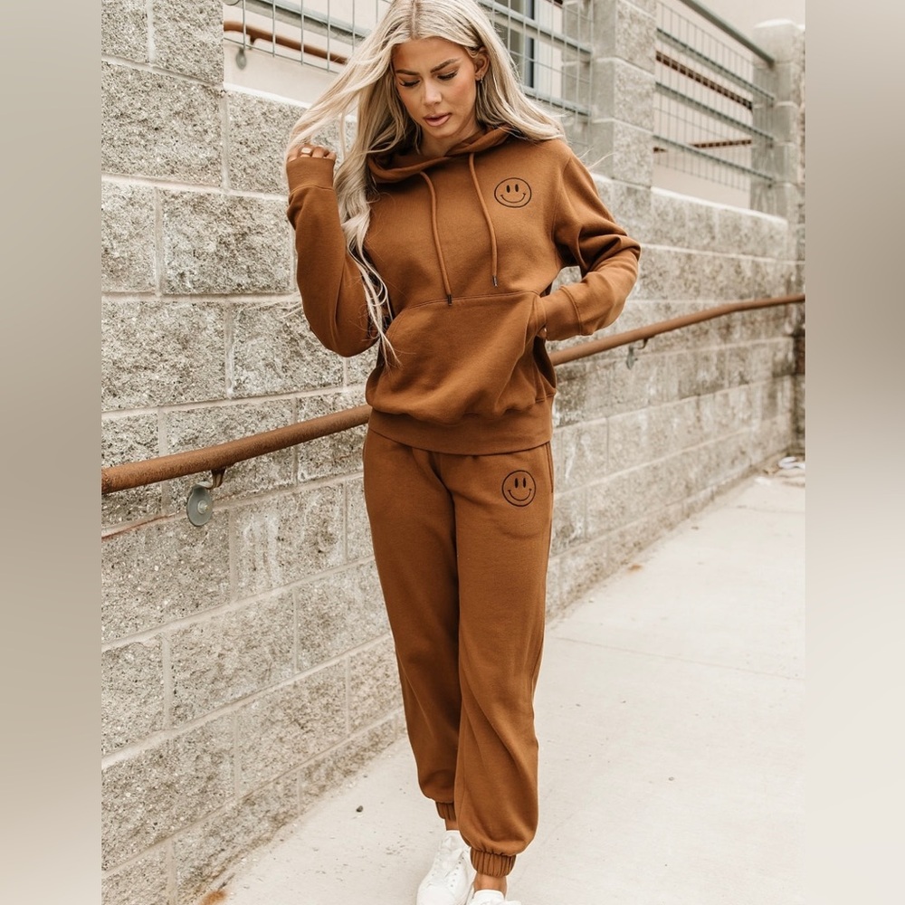 NWT. Ampersand Avenue Signature Be Happy Joggers
